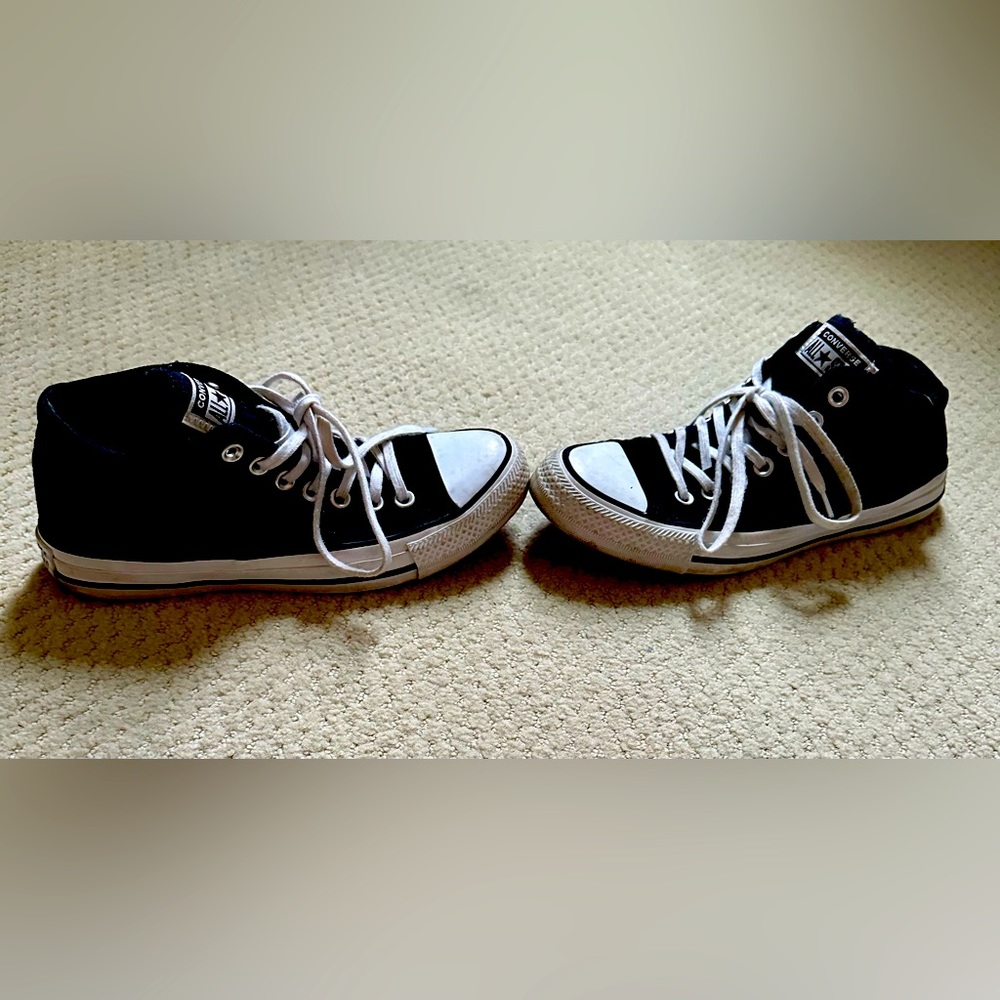 Black Converse Chuck Taylor high tops size 7.  Great condition.